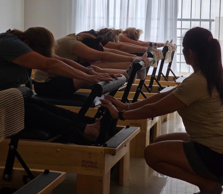 logo Método C.E.R.C.A.: Por qué en Pueblo Pilates no solo "hacés ejercicio" A veces, entrar a un gimnasio se siente como ser un número más en una cinta de correr. En Pueblo Pilates, creemos que el movimiento debe ser tan humano como profesional. Por eso, diseña